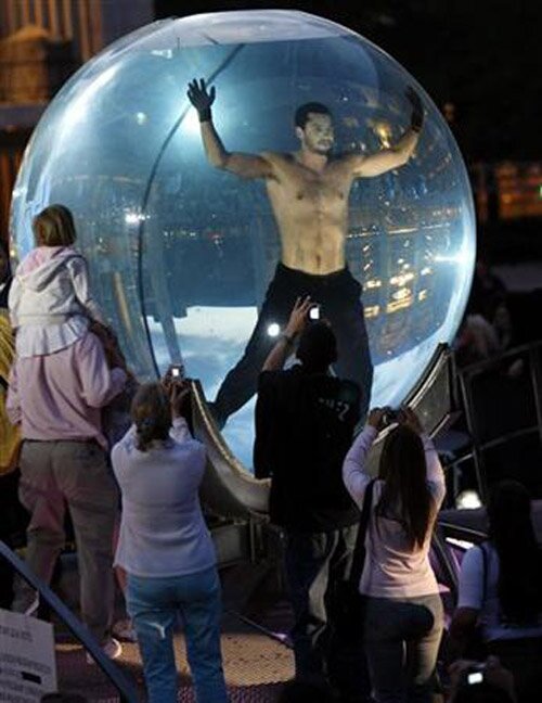 David Blaine Beat the World Record in Breath Holding