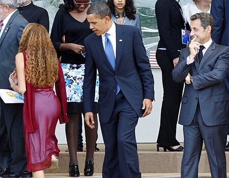 Barack Obama Checking Out The Ass of 16 Year Old Brazilian Girl Mayora Tavares