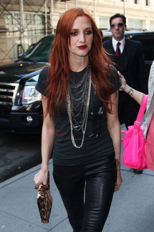 Ashlee Simpson Still Looks Like Shit