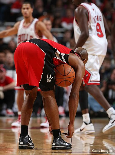 Jarrett Jack Humiliates Chicago Bulls As He Ties Shoelaces (NBA video)