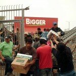 Earthquake in Chile Photo: People Looting the Supermarket in Concepcion